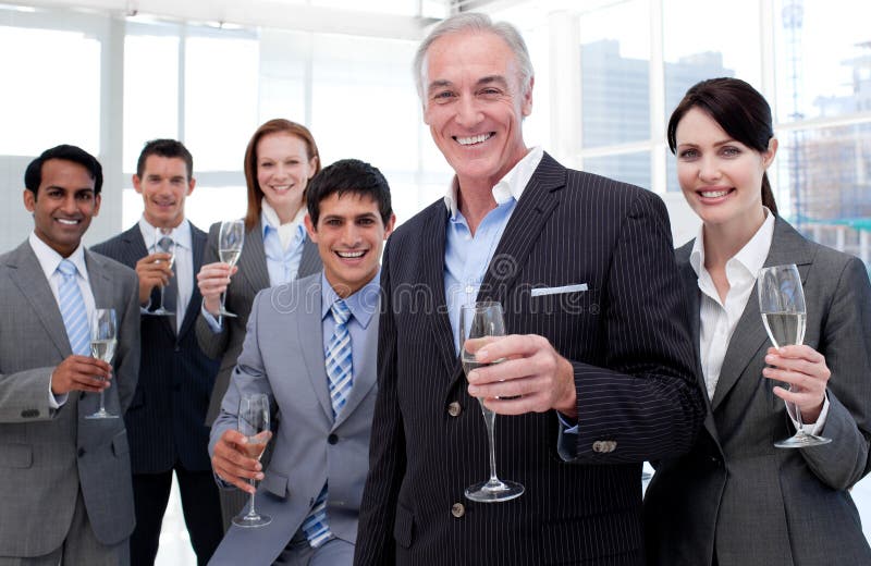 Het glimlachen van van de commerciële de glazen teamholding van Chamoagne Het glimlachen van van de commerciële de glazen teamholding van Chamoagne