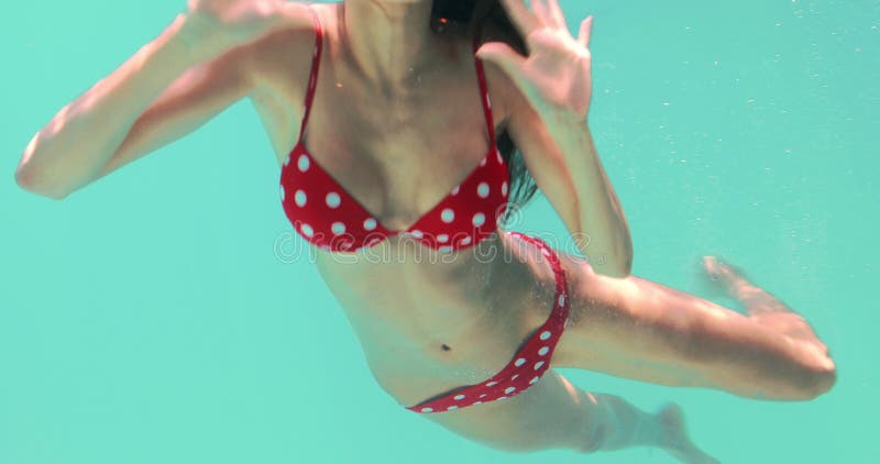 Het glimlachen vrouw onderwater zwemmen