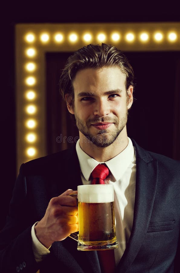 Het glimlachende mens of zakenmanglas van het greepbier, vergadering en ontspant stock foto Het glimlachende mens of zakenmanglas van het greepbier, vergadering en ontspant stock foto
