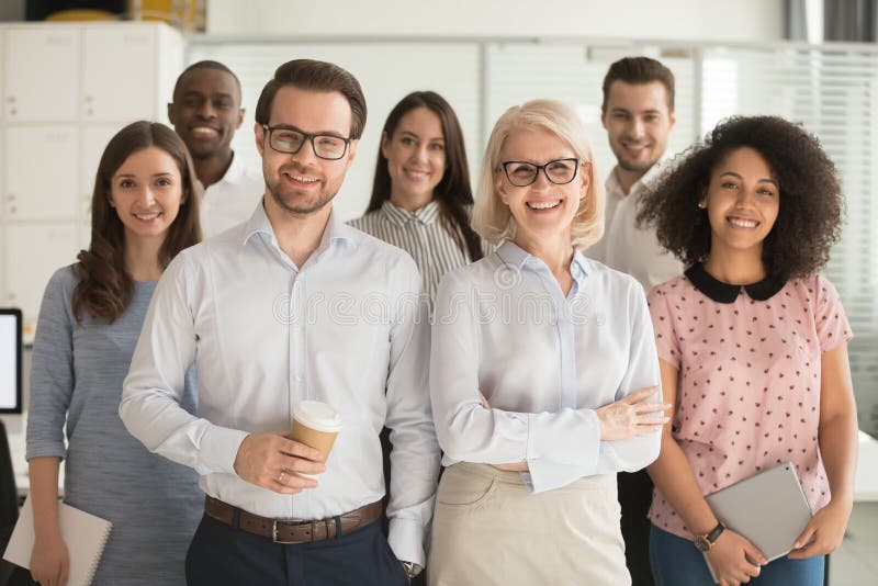 Het glimlachende professionele portret van het bedrijfsleiders en werknemersgroepsteam