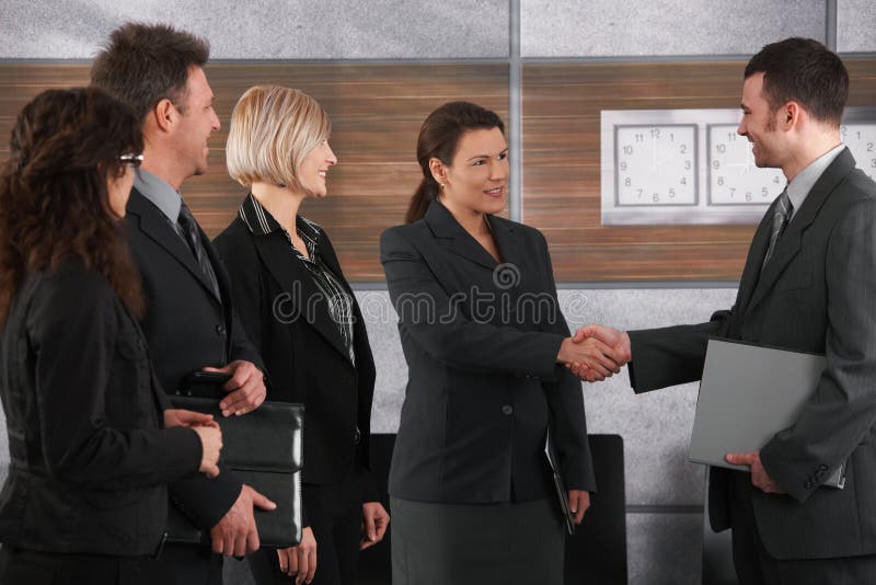Het schudden van de zakenman en van de onderneemster handen stock fotografie Het schudden van de zakenman en van de onderneemster handen stock fotografie