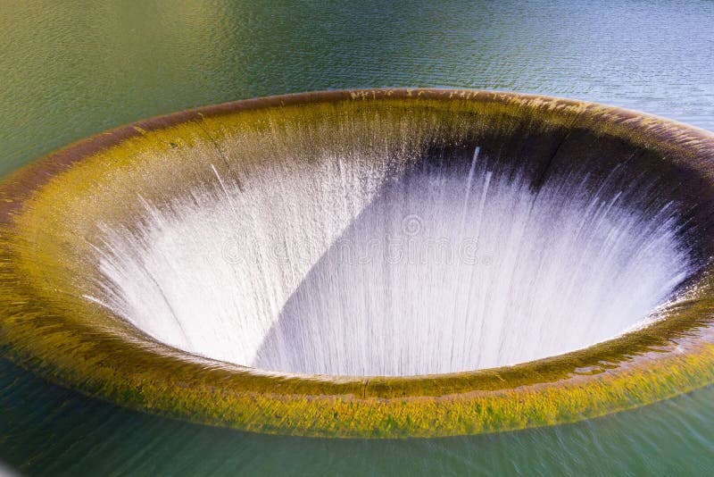 Het Glory Hole-afvoerkanaal bij Monticello-Dam die opnieuw in de lente van 2017 na een seizoen met reusachtige regenval lopen, Me stock foto Het Glory Hole-afvoerkanaal bij Monticello-Dam die opnieuw in de lente van 2017 na een seizoen met reusachtige regenval lopen, Me stock foto