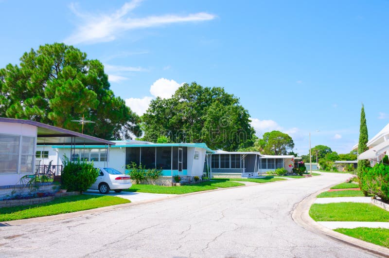 Het goed Gehouden Park van de Sta-caravanaanhangwagen in Florida stock foto Het goed Gehouden Park van de Sta-caravanaanhangwagen in Florida stock foto