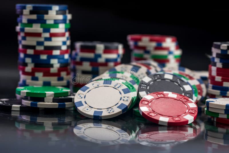 Het gokken concept met casinospaanders op zwarte royalty-vrije stock fotografie Het gokken concept met casinospaanders op zwarte royalty-vrije stock fotografie