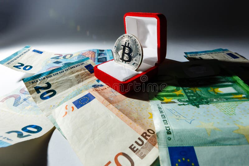 Het gouden herinneringsmuntstuk bitcoin ligt in de giftdoos voor juwelen op de achtergrond van dollars royalty-vrije stock fotografie Het gouden herinneringsmuntstuk bitcoin ligt in de giftdoos voor juwelen op de achtergrond van dollars royalty-vrije stock fotografie