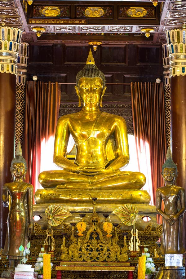 Het gouden standbeeld van Boedha bij Tempel in Chiang Mai
