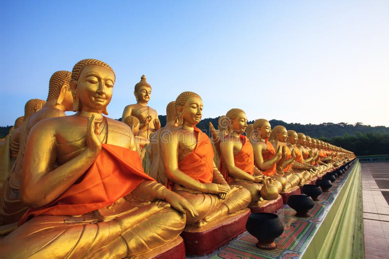 Het gouden standbeeld van Boedha in boeddhismetempel Thailand