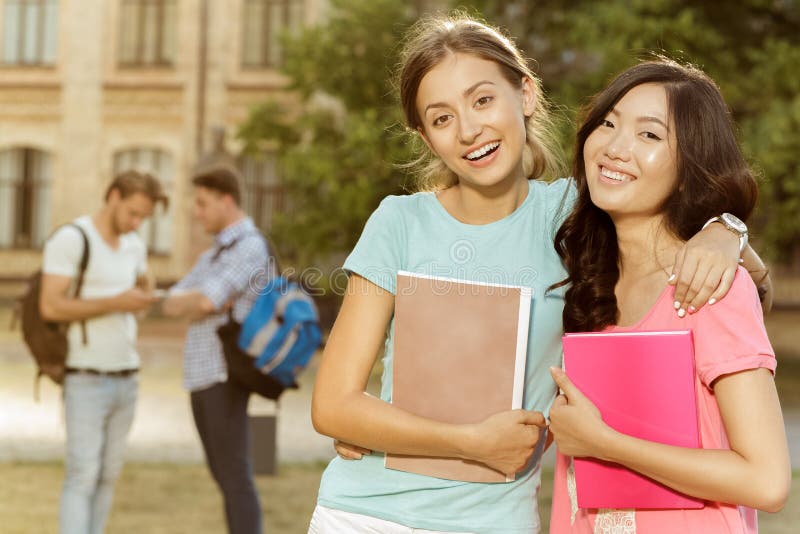 Het grappige onbezorgde studenten lopen stock foto Het grappige onbezorgde studenten lopen stock foto