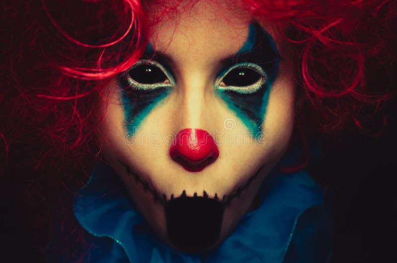 Het griezelige portret van clown dichte omhooggaande Halloween op zwarte achtergrond royalty-vrije stock foto's Het griezelige portret van clown dichte omhooggaande Halloween op zwarte achtergrond royalty-vrije stock foto's