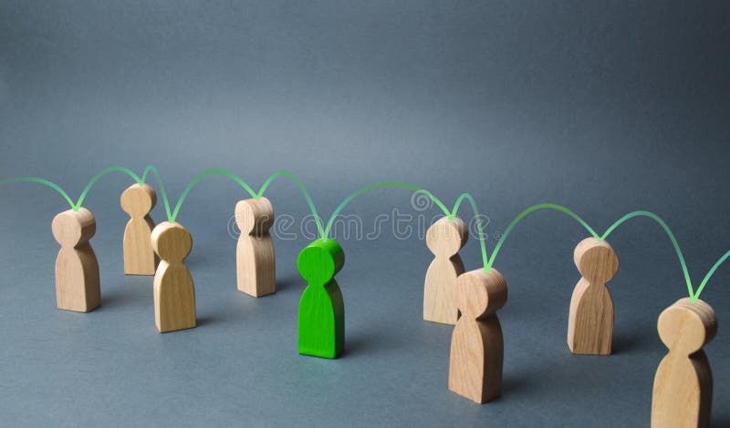Het groene cijfer van een persoon verenigt andere mensen rond hem Sociale verbindingen, mededeling organisatie Vraag naar samenwe royalty-vrije stock afbeelding Het groene cijfer van een persoon verenigt andere mensen rond hem Sociale verbindingen, mededeling organisatie Vraag naar samenwe royalty-vrije stock afbeelding
