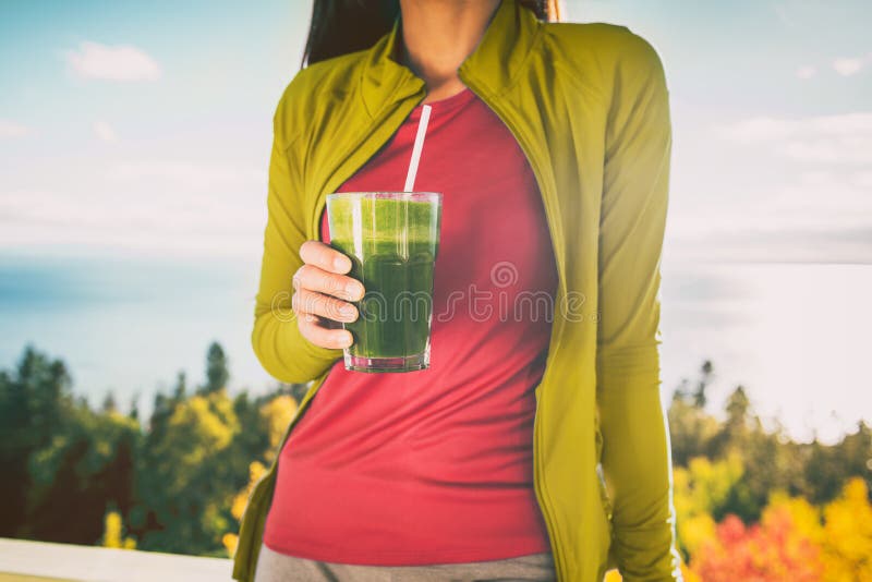 Het groene het dieetvoedsel van het smoothieontbijt detox reinigt sapdrank Vrouw eten gezond voor gewichtsverlies, ochtendmaaltij stock foto's Het groene het dieetvoedsel van het smoothieontbijt detox reinigt sapdrank Vrouw eten gezond voor gewichtsverlies, ochtendmaaltij stock foto's