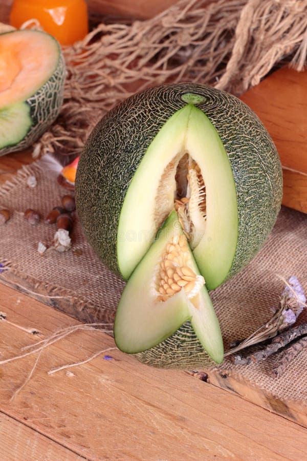 Het groene fruit van de kantaloepmeloen sappig op houten achtergrond royalty-vrije stock foto Het groene fruit van de kantaloepmeloen sappig op houten achtergrond royalty-vrije stock foto
