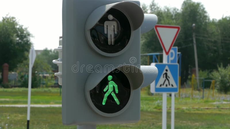 Het groene verkeerslicht met kleurrijk unfocused lichten op een achtergrond stock video Het groene verkeerslicht met kleurrijk unfocused lichten op een achtergrond stock video