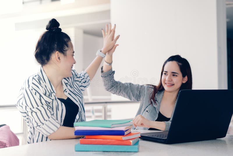 Het groepswerk van studentenvrouwen hoge vijf samen het werk studie online of het project van het thuiswerksucces met laptop comp royalty-vrije stock foto's Het groepswerk van studentenvrouwen hoge vijf samen het werk studie online of het project van het thuiswerksucces met laptop comp royalty-vrije stock foto's