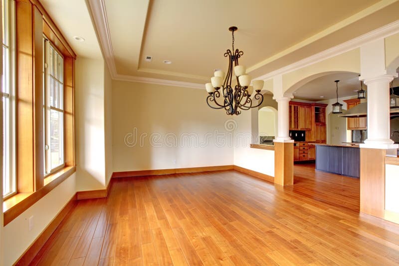 Het grote binnenland van de luxeeetkamer met keuken en boog. stock afbeeldingen Het grote binnenland van de luxeeetkamer met keuken en boog. stock afbeeldingen