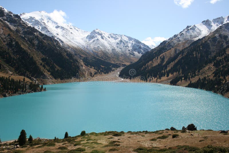 Het grote meer van Alma Ata in Kazachstan royalty-vrije stock afbeeldingen Het grote meer van Alma Ata in Kazachstan royalty-vrije stock afbeeldingen
