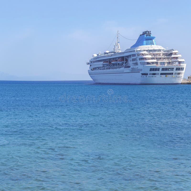 Het grote moderne die schip van de luxecruise bij jachthavendok wordt gedokt met overzees royalty-vrije stock fotografie Het grote moderne die schip van de luxecruise bij jachthavendok wordt gedokt met overzees royalty-vrije stock fotografie