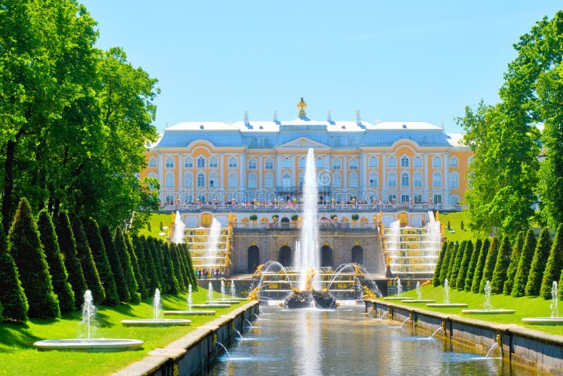 Het Grote Paleis van Peterhof in Petrodvorets Heilige Petersburg, Rusland stock foto's Het Grote Paleis van Peterhof in Petrodvorets Heilige Petersburg, Rusland stock foto's
