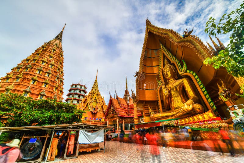 Het grote standbeeld van Boedha in Tiger Cave Temple, Thailand royalty-vrije stock afbeelding Het grote standbeeld van Boedha in Tiger Cave Temple, Thailand royalty-vrije stock afbeelding