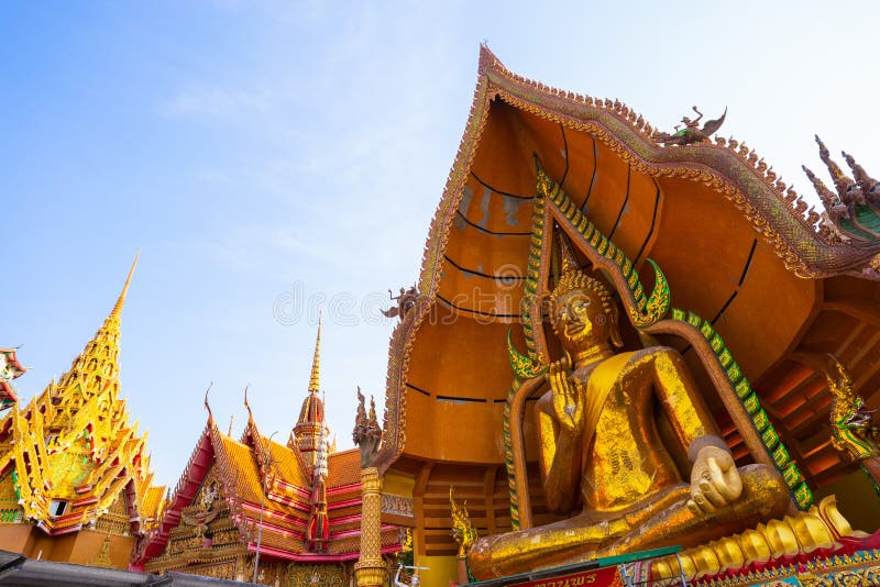 Het grote standbeeld van Boedha in Wat Tham Sua - Kanchanaburi royalty-vrije stock fotografie Het grote standbeeld van Boedha in Wat Tham Sua - Kanchanaburi royalty-vrije stock fotografie