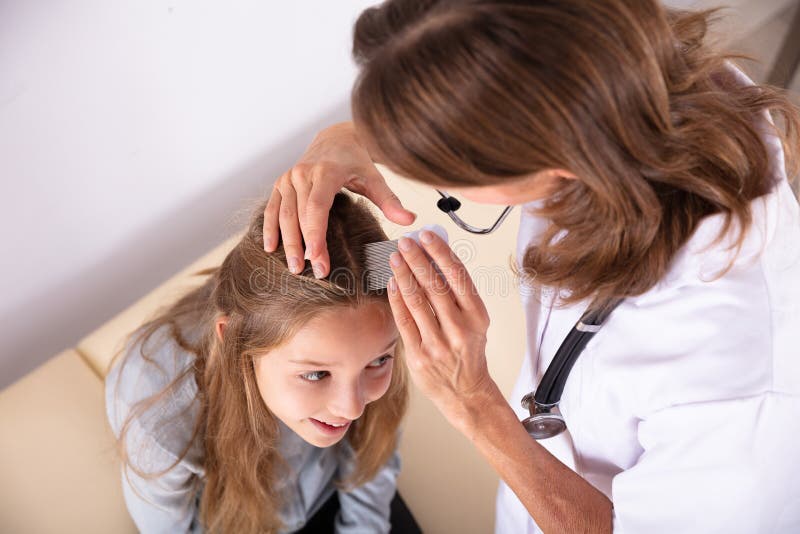 Het Haar van artsenexamining girl stock foto Het Haar van artsenexamining girl stock foto