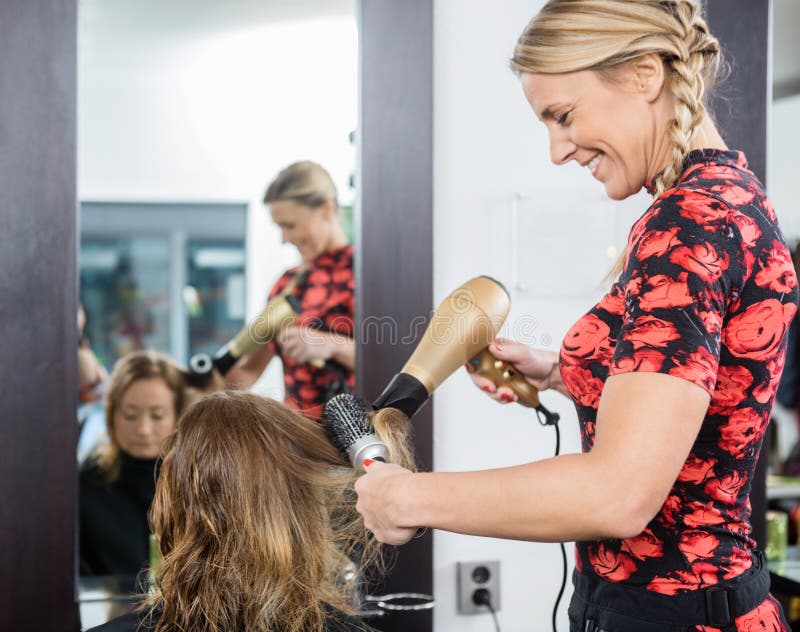 Het Haar van kapperstyling customer met Slagdroger en Borstel stock foto's Het Haar van kapperstyling customer met Slagdroger en Borstel stock foto's