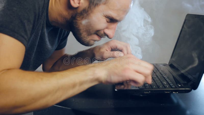 Het harde werk aangaande computer stock videobeelden