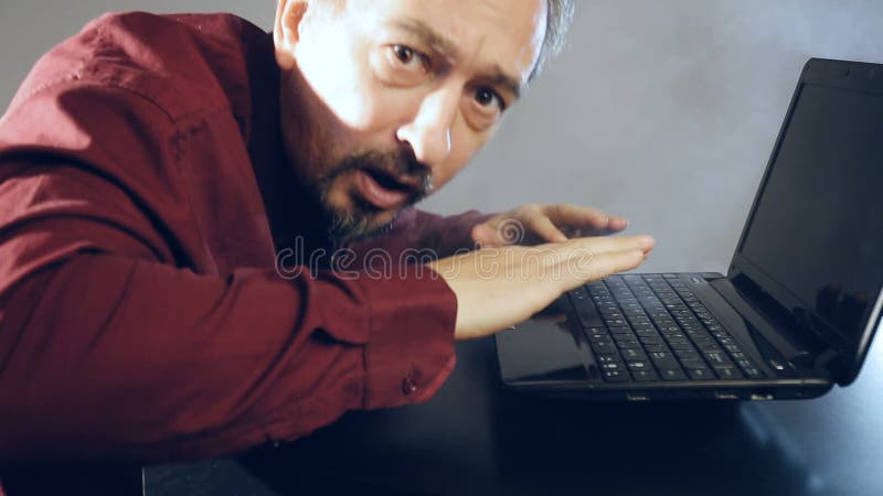 Het harde werk aangaande computer stock video