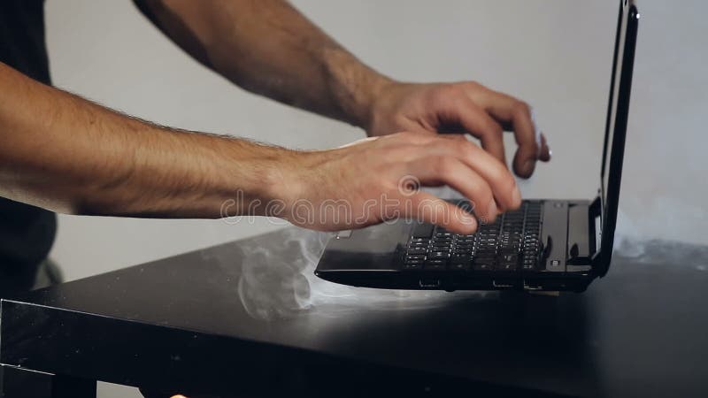 Het harde werk aangaande computer stock footage