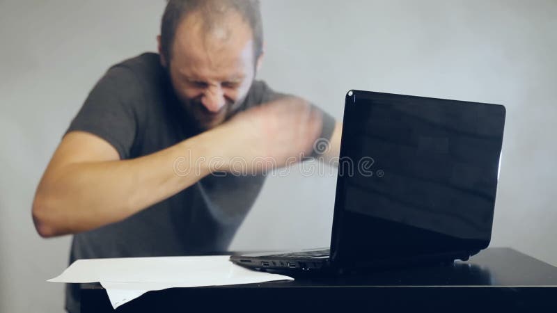 Het harde werk aangaande computer stock footage