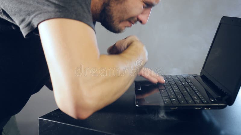 Het harde werk aangaande computer stock video