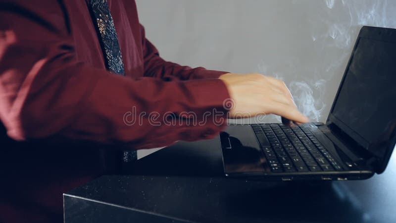 Het harde werk aangaande computer stock footage