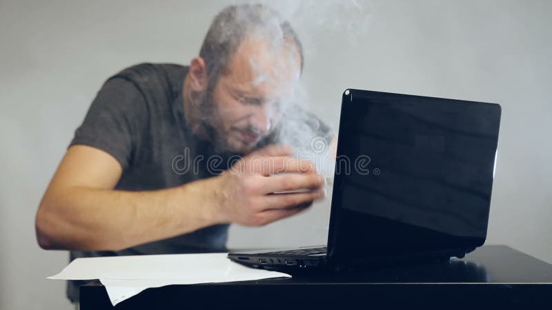 Het harde werk aangaande computer stock videobeelden