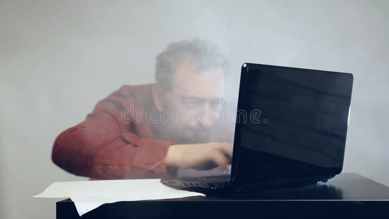 Het harde werk aangaande computer stock videobeelden