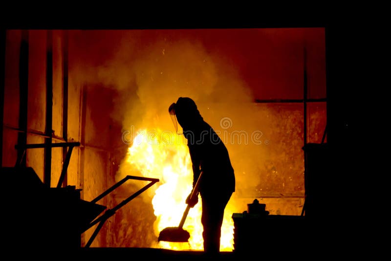 Het harde werk in een gieterij, smeltend ijzer stock foto Het harde werk in een gieterij, smeltend ijzer stock foto
