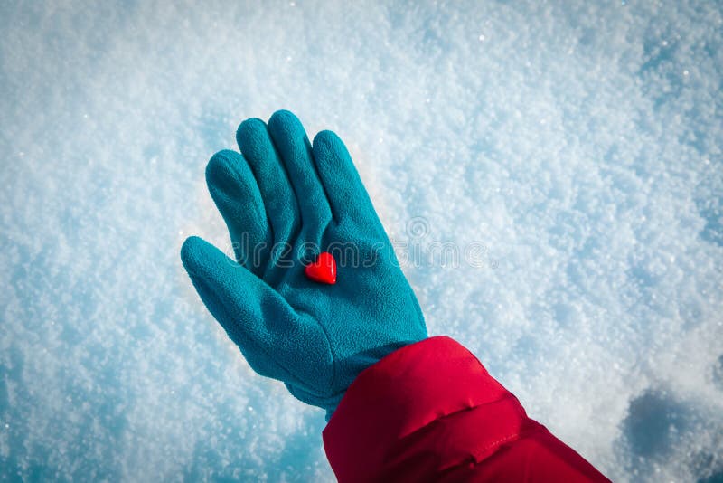 Het hart van de handholding in de winteraard, die liefde geven, stock foto Het hart van de handholding in de winteraard, die liefde geven, stock foto
