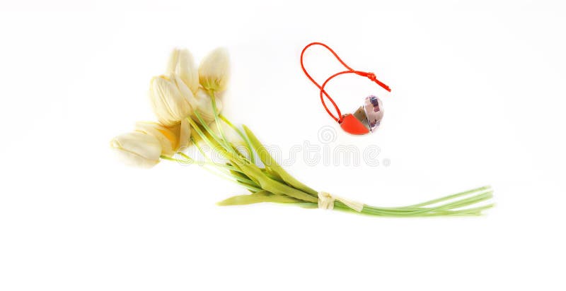 Het Hart van de valentijnskaartendag van rode roze flitsaandrijving wordt gemaakt op Witte witte tulpen die Als achtergrond en bo royalty-vrije stock afbeeldingen Het Hart van de valentijnskaartendag van rode roze flitsaandrijving wordt gemaakt op Witte witte tulpen die Als achtergrond en bo royalty-vrije stock afbeeldingen