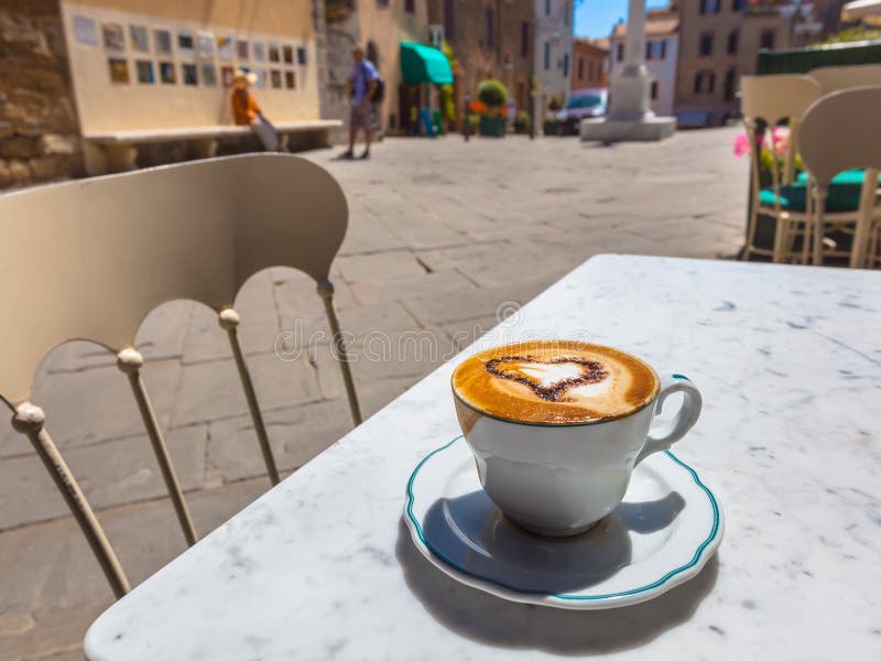 Het hebben van een Kop van Cappuccino in een Italiaanse Stad stock fotografie Het hebben van een Kop van Cappuccino in een Italiaanse Stad stock fotografie