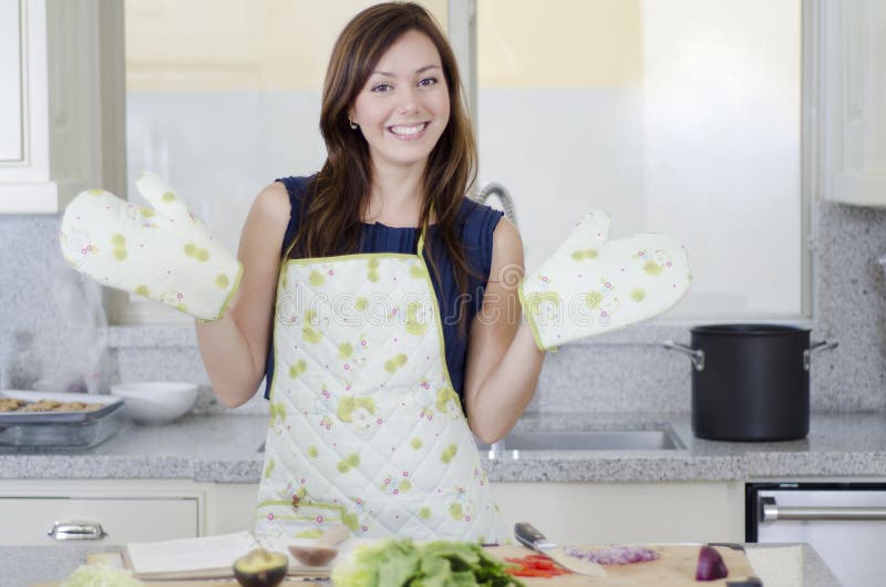 Het hebben van pret in de keuken stock afbeeldingen Het hebben van pret in de keuken stock afbeeldingen