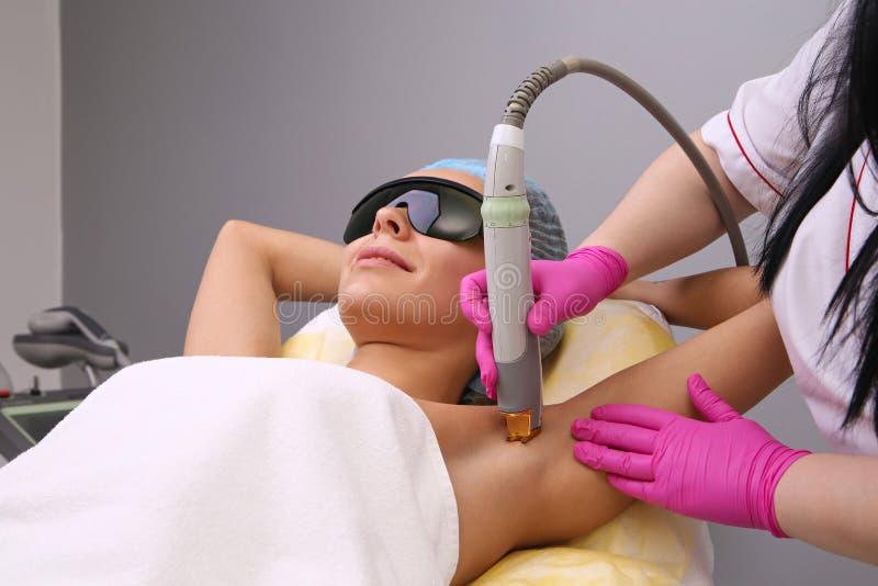 Het hebben van underarm de verwijderingsepilation van het laserhaar stock fotografie Het hebben van underarm de verwijderingsepilation van het laserhaar stock fotografie