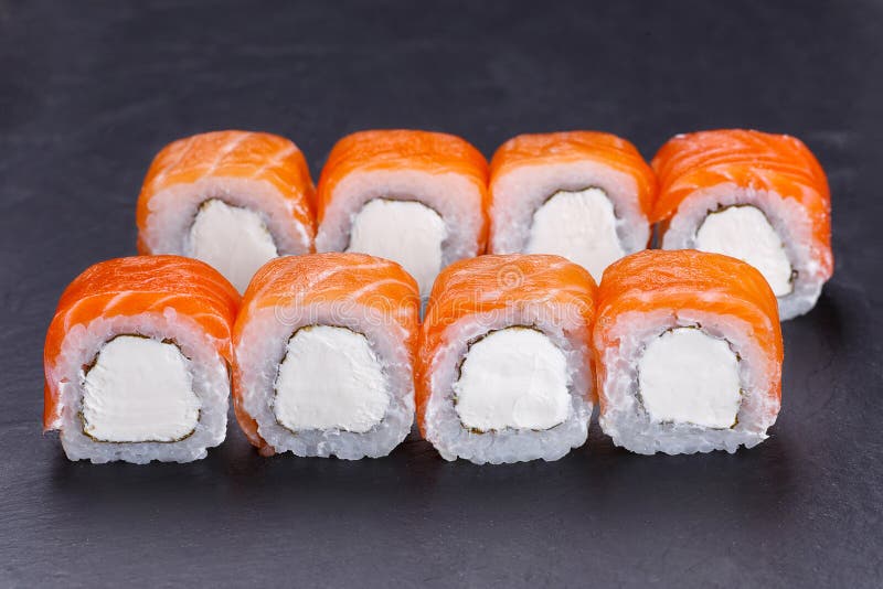 Het heerlijke die broodje van uramakisushi van Philadelphia met roomkaas met zalm wordt behandeld royalty-vrije stock afbeelding Het heerlijke die broodje van uramakisushi van Philadelphia met roomkaas met zalm wordt behandeld royalty-vrije stock afbeelding