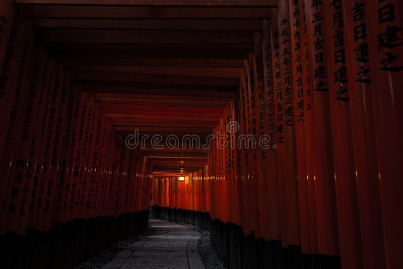 Het Heiligdom van Kyoto Fushimi Inari (Fushimi Inari Taisha) - de Weg van de Poortentunnel stock afbeeldingen Het Heiligdom van Kyoto Fushimi Inari (Fushimi Inari Taisha) - de Weg van de Poortentunnel stock afbeeldingen