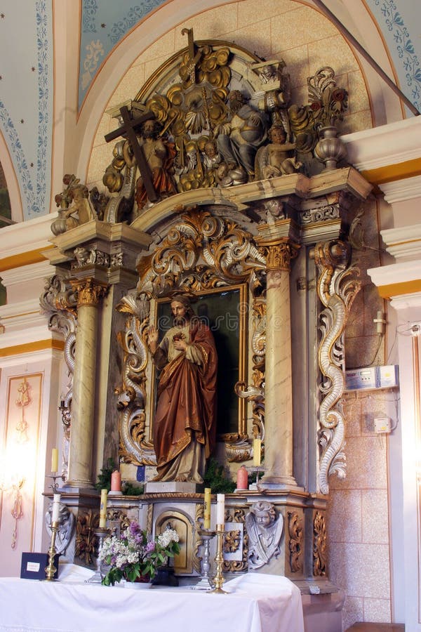 Het heilige hart van jesus altar in de kerk van saint barbara in rude kroatië