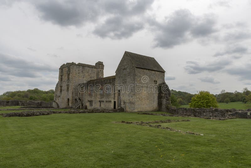 Het Helmsleykasteel, Helmsley, North Yorkshire legt, North Yorkshire, Engeland vast royalty-vrije stock fotografie Het Helmsleykasteel, Helmsley, North Yorkshire legt, North Yorkshire, Engeland vast royalty-vrije stock fotografie