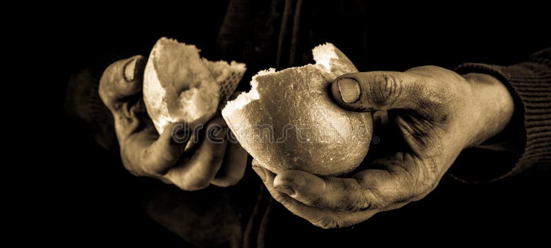 Het helpen van hand die een stuk van brood geven Slechte Mens die en Brood verdelen delen, die Handconcept helpen