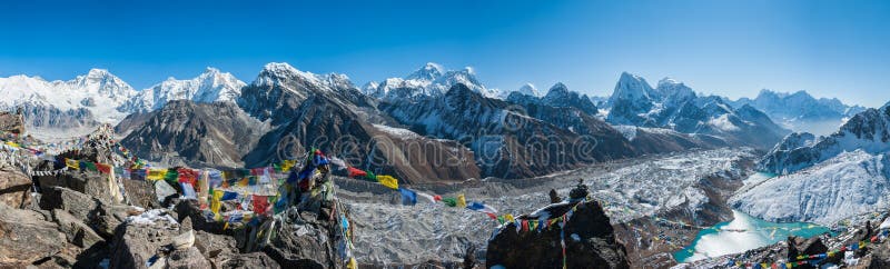 Het Himalayagebergte zoals die van Gokyo Ri, Everest-gebied, Nepal wordt gezien stock foto Het Himalayagebergte zoals die van Gokyo Ri, Everest-gebied, Nepal wordt gezien stock foto