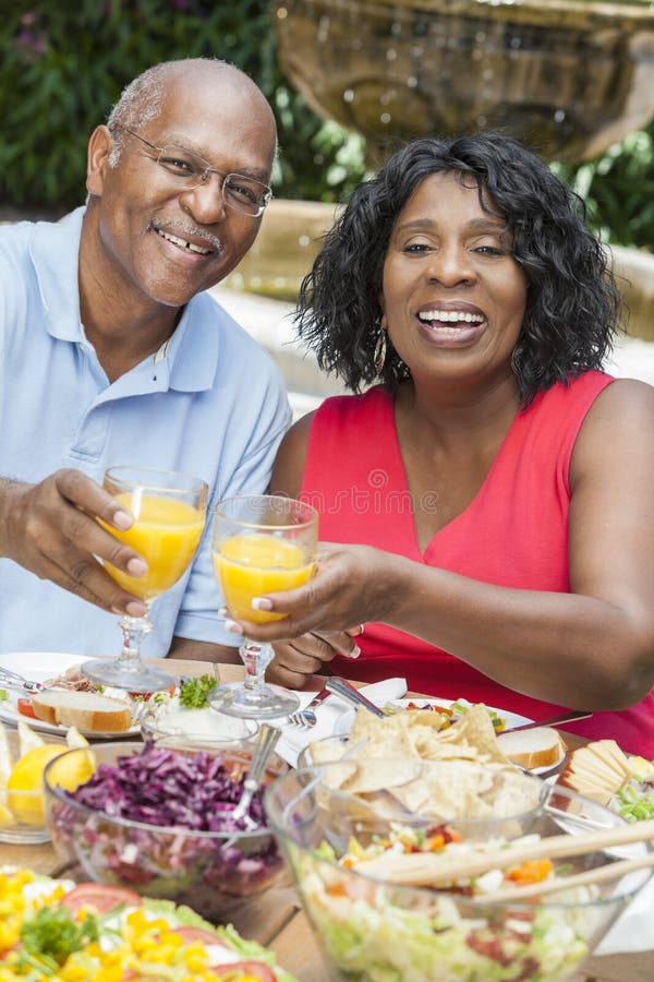 Het hogere Afrikaanse Amerikaanse Gezonde buiten Eten van het Paar