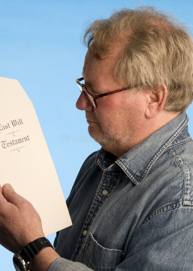 Het hogere mens herzien het laatst zal testament docume stock foto's Het hogere mens herzien het laatst zal testament docume stock foto's