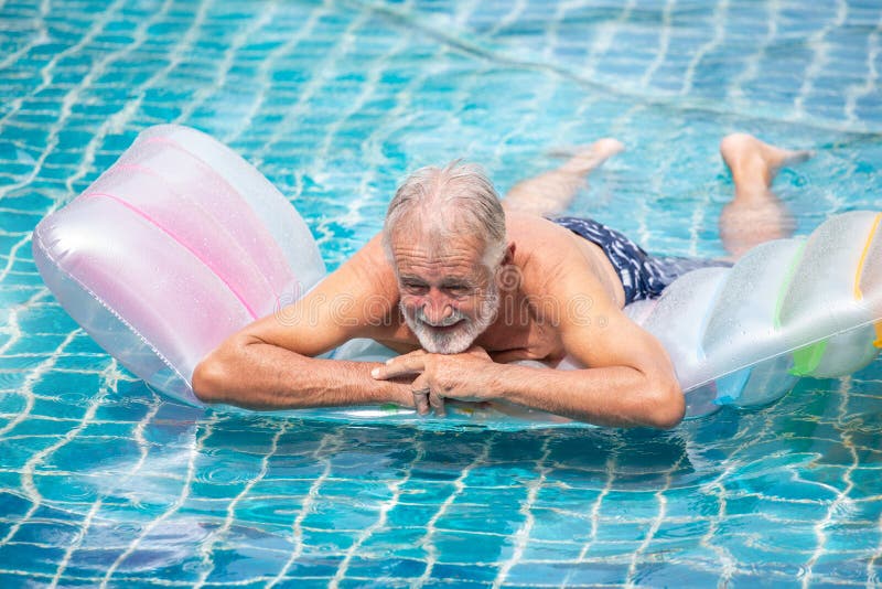 Het hogere mens Ontspannen op Opblaasbare luchtmatras in zwembad neem een onderbreking, rust, pensionering, training, fitness, sp stock fotografie Het hogere mens Ontspannen op Opblaasbare luchtmatras in zwembad neem een onderbreking, rust, pensionering, training, fitness, sp stock fotografie