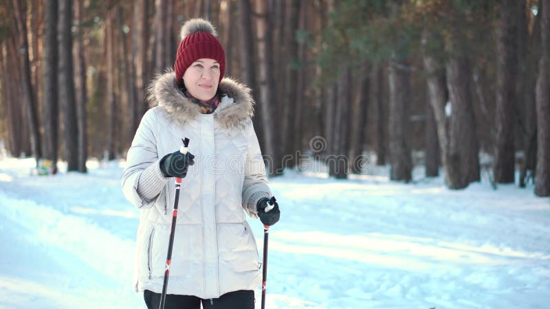 Het hogere vrouw noordse lopen in de winterpark
